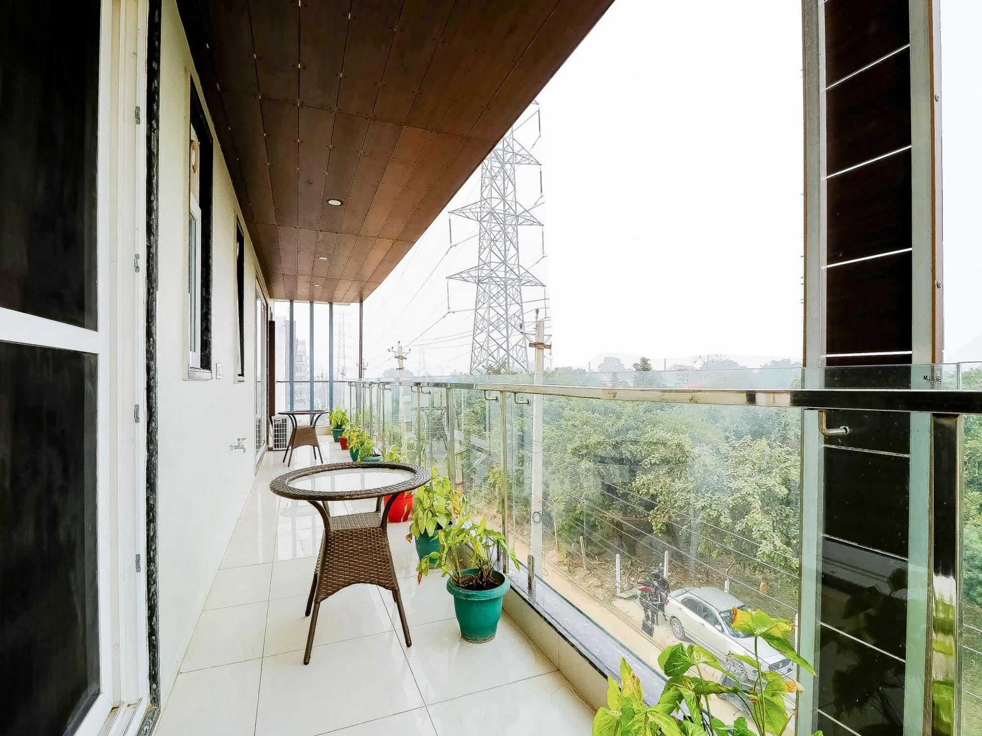 Treebo Rejoice 52 - 3Km From Huda City Metro Station Badshahpur Exterior photo