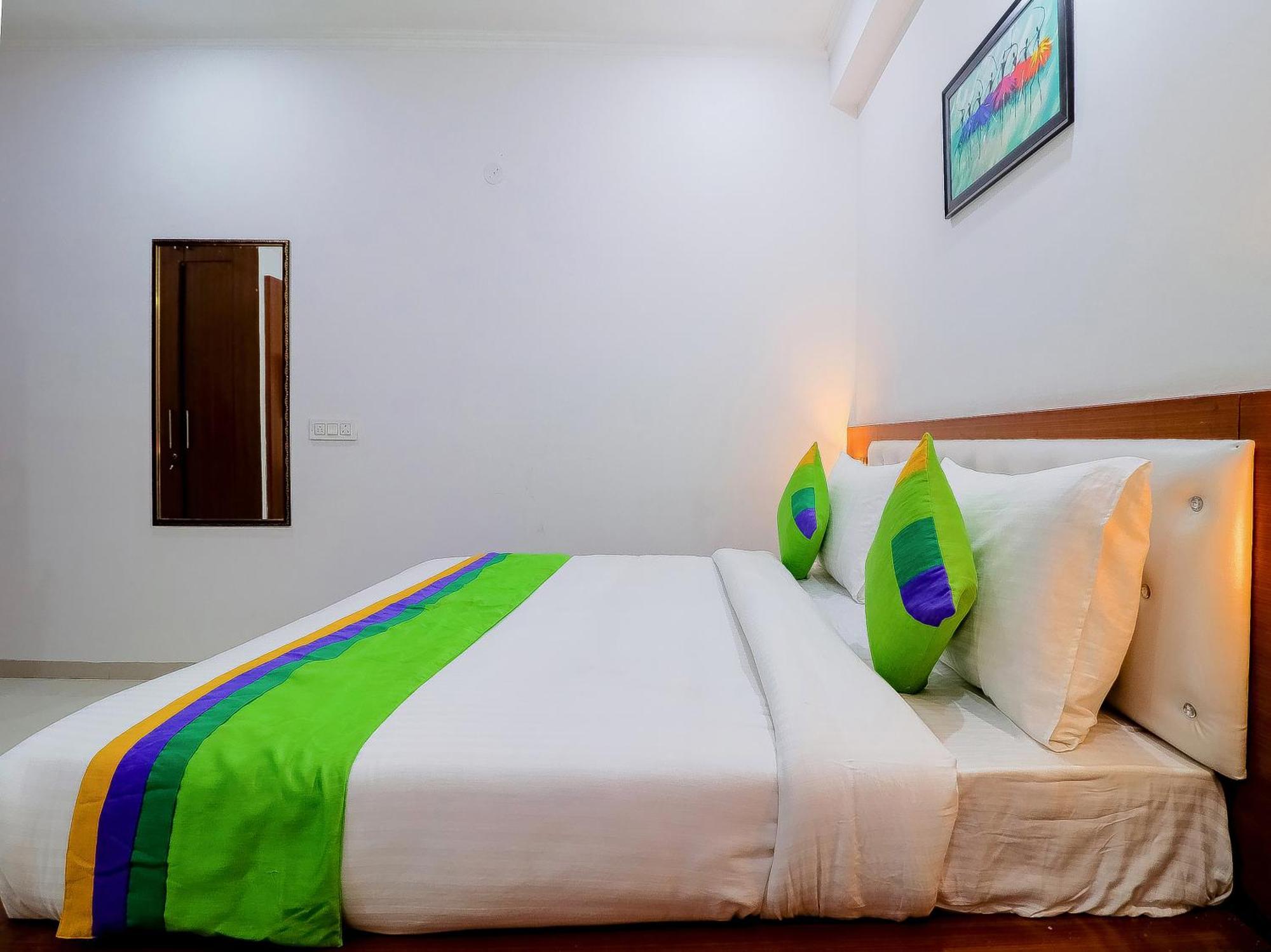 Treebo Rejoice 52 - 3Km From Huda City Metro Station Badshahpur Exterior photo
