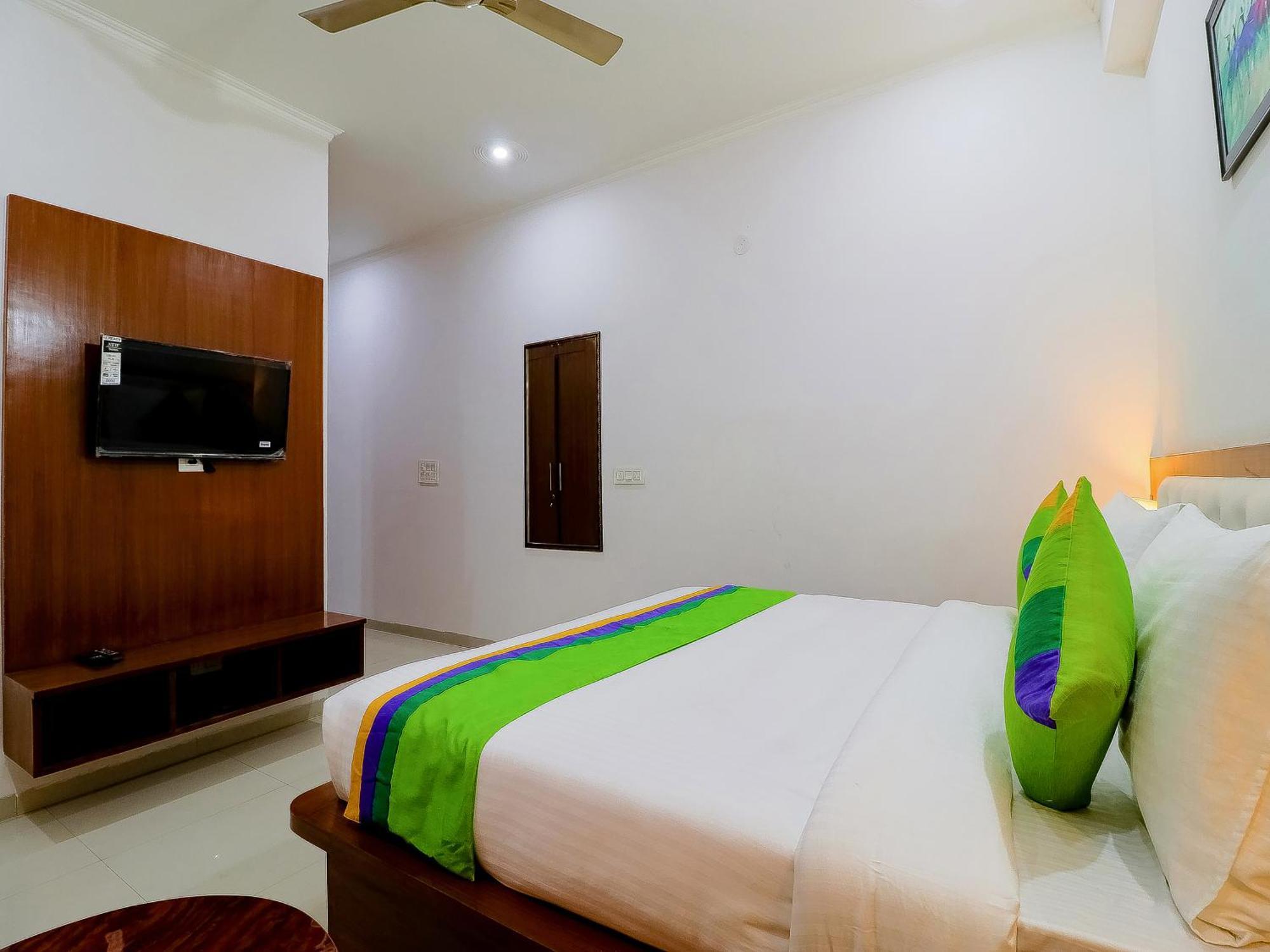 Treebo Rejoice 52 - 3Km From Huda City Metro Station Badshahpur Exterior photo